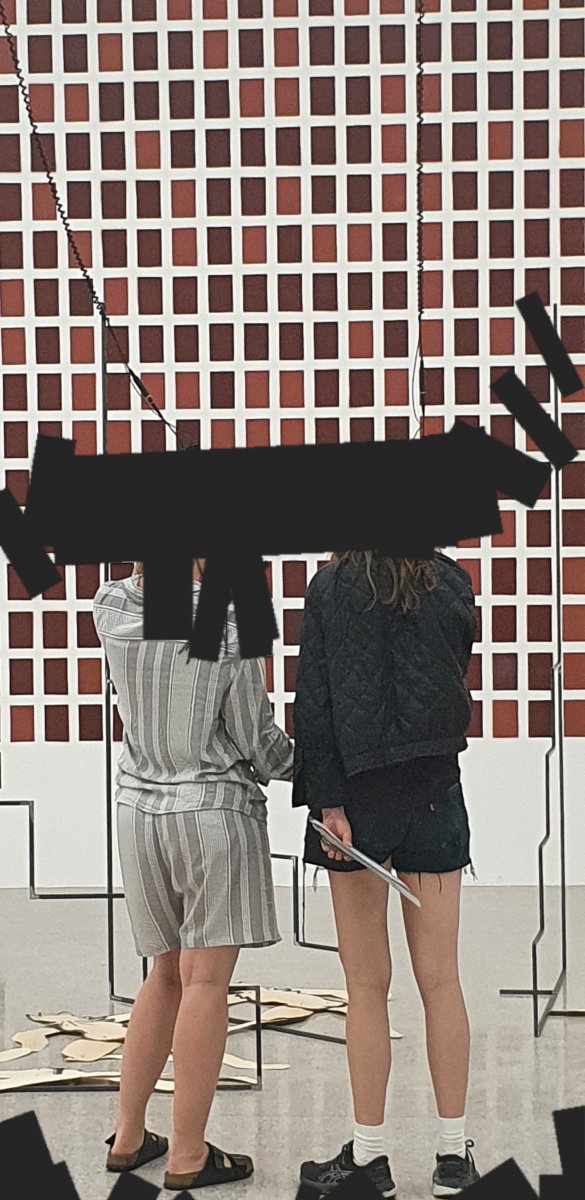 Girls in Artgallery - Ronald Hotz