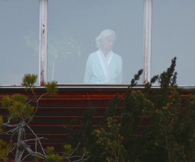 frau am fenster - Isabella Berr