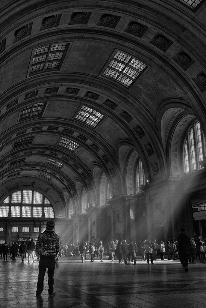 Alone in the train station - Hans Wolfgang Müller